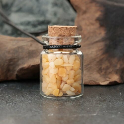 Сувенир-бутылка с натуральными камнями Желтый Нефрит 3 х 2 см 487₽