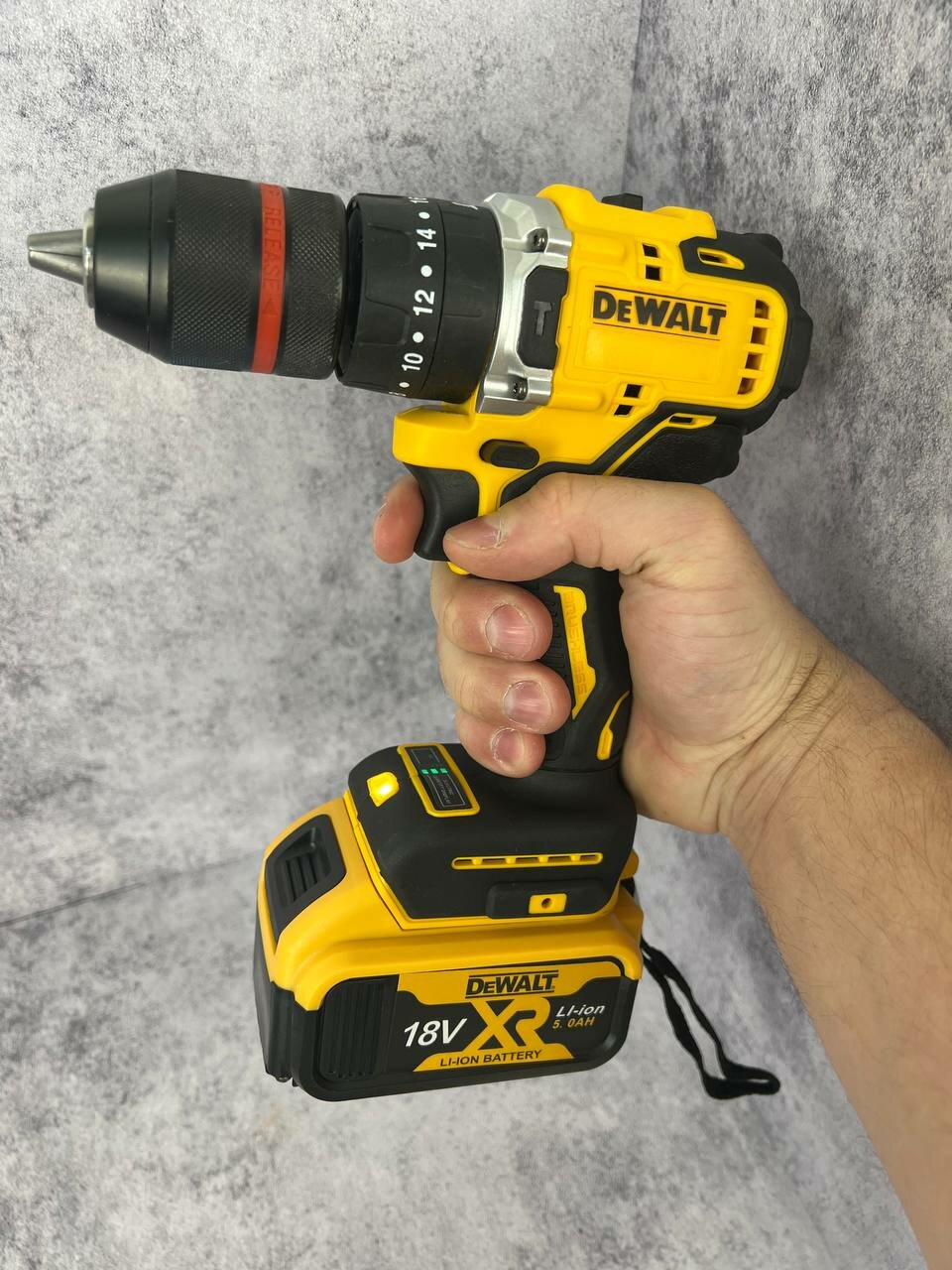 фото Аккумуляторный бесщеточный шуруповерт 18 В, 2 аккумулятора