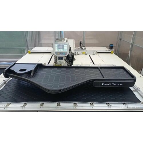 Полка на торпеду для грузового автомобиля Черная экокожа Белый ромб 9922₽