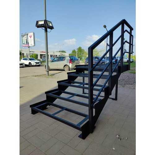 Лестница-крыльцо 3 ступени с площадкой, без ДПК, ограждения слева.