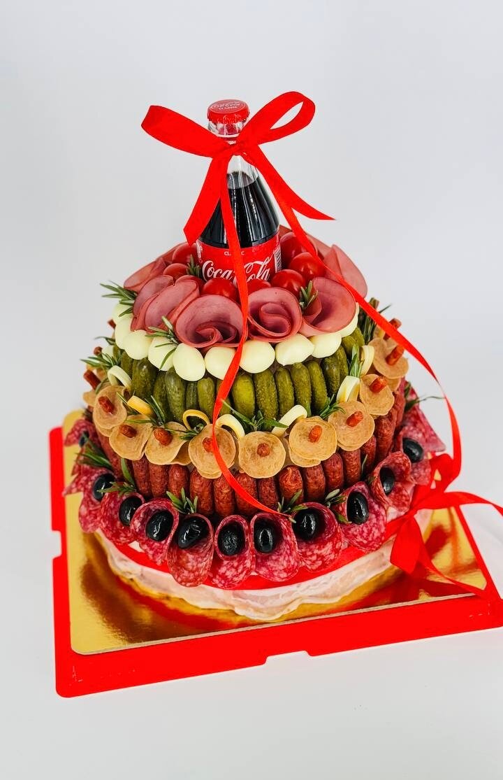 Большой колбасный торт с закусками, подарок для мужчины