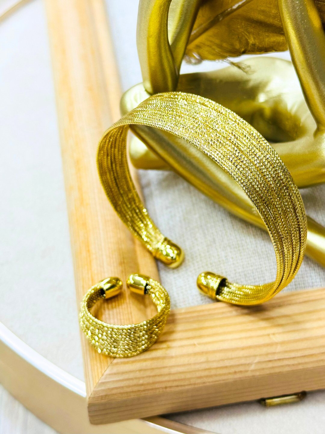 Комплект бижутерии: кольцо, браслет