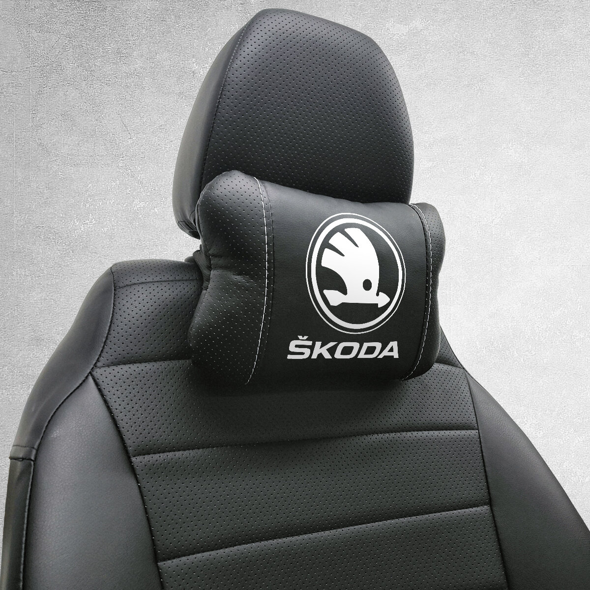 Автомобильная подушка под шею на подголовник эмблема Skoda, для Шкоды. Подушка для шеи в машину. Подушка на сиденье автомобиля.