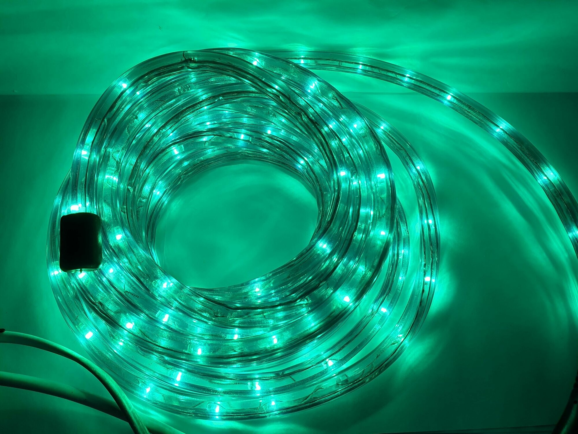 Гирлянда дюралайт многофункциональная 144 лампы с контроллером зеленый цвет восемь режимов свечения. Диаметр дюралайта 12 метров.