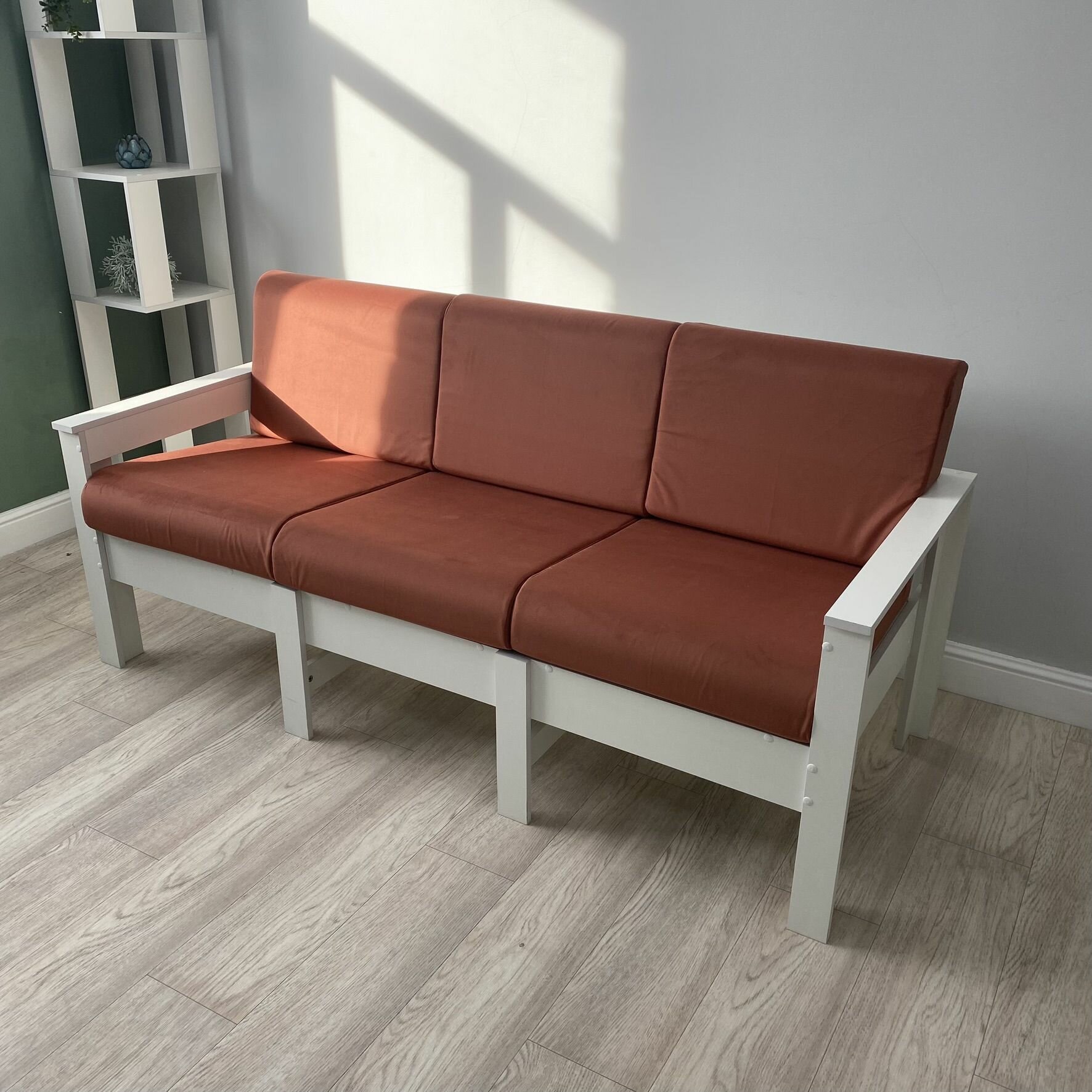 фото Диван Айдахо New Victoria трехместный, каркас белый, велюр кирпичный