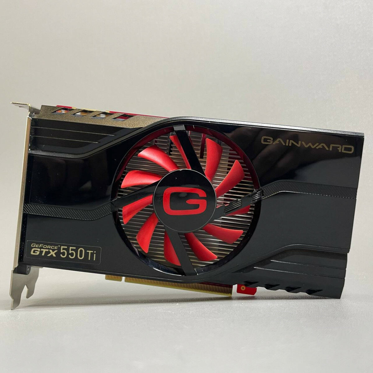 Видеокарта Gainward GeForce GTX 550 Ti 900Mhz PCI-E 2.0 1024Mb 4100Mhz 192 bit DVI HDMI HDCP