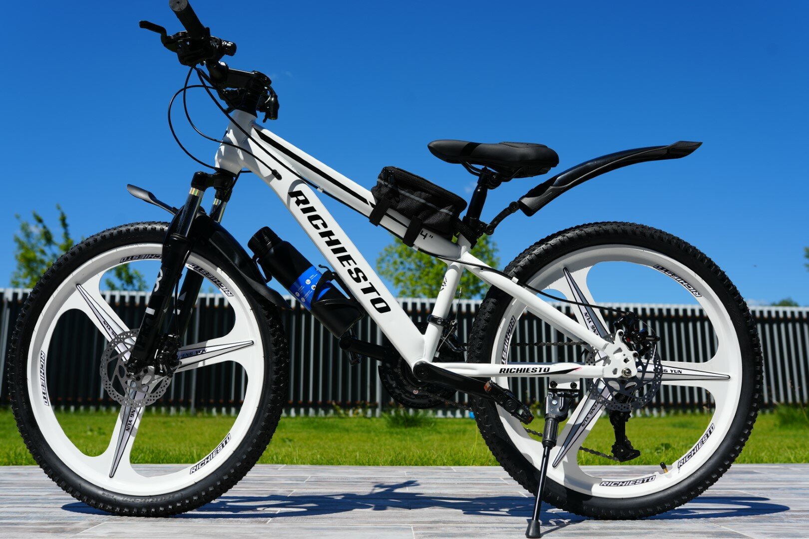 фото Велосипед RICHIESTO 24" на литых дисках, ТРИ луча Детский Подростковый Горный Спортивный Унисекс, белый