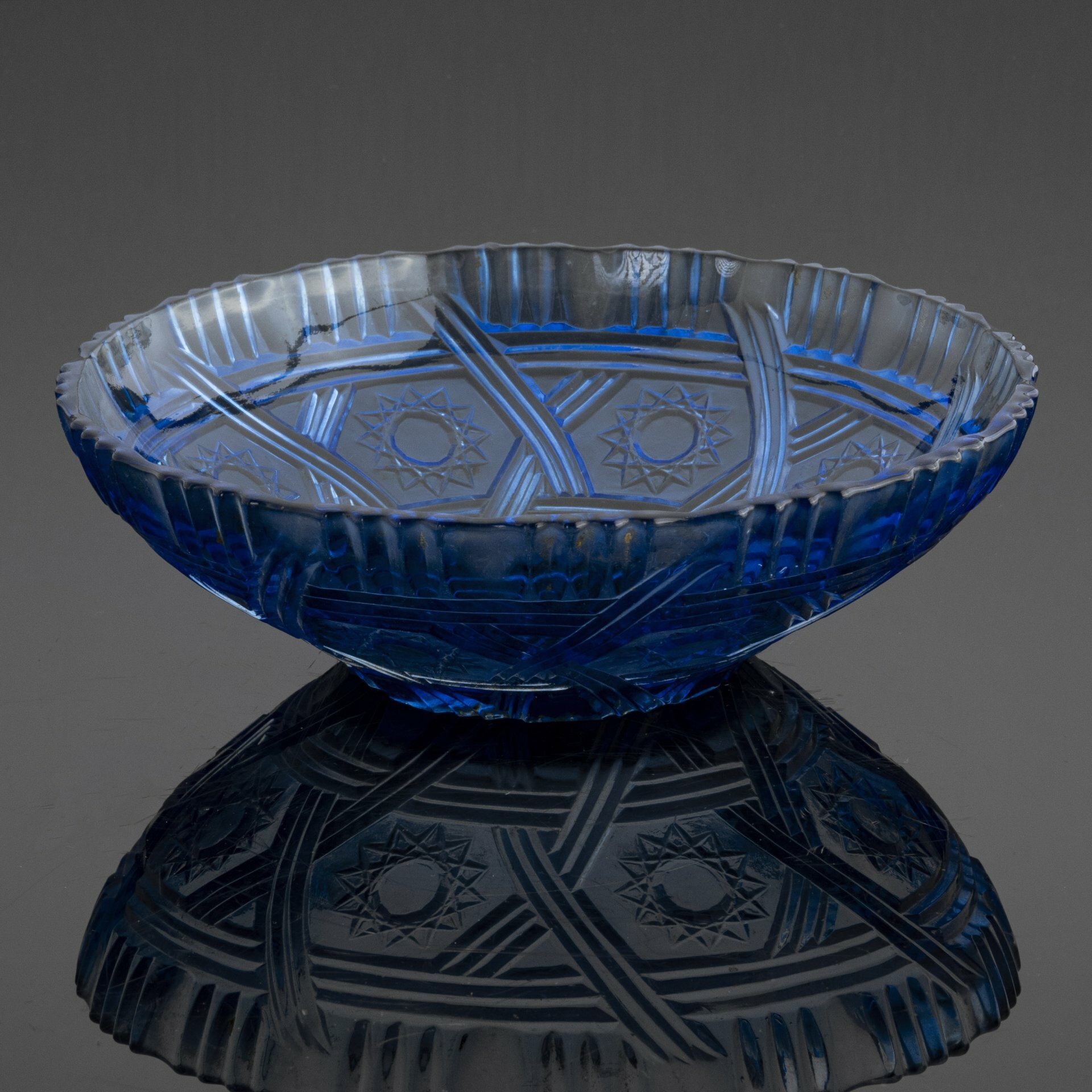 фото Салатник синего цвета с рельефным декором, стекло, СССР, 1960-1990 гг.