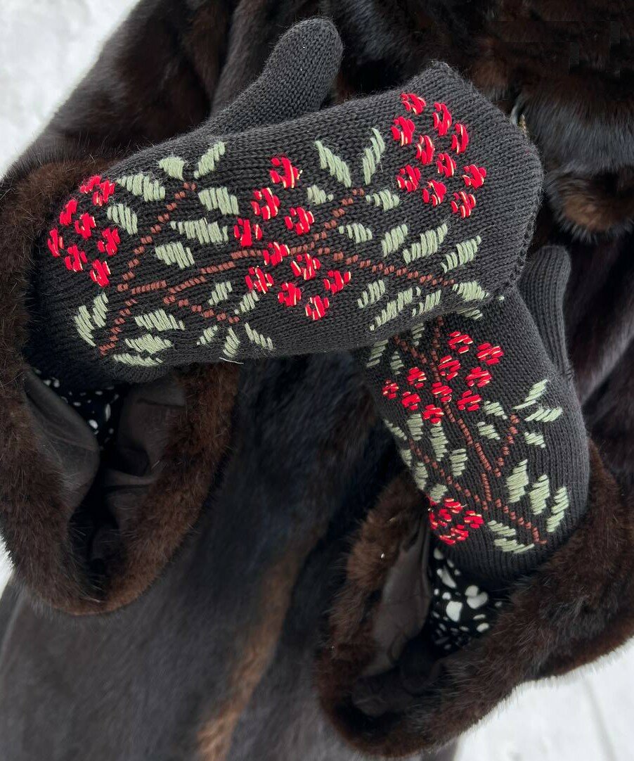 фото Варежки женские ручная вышивка фиолетовые