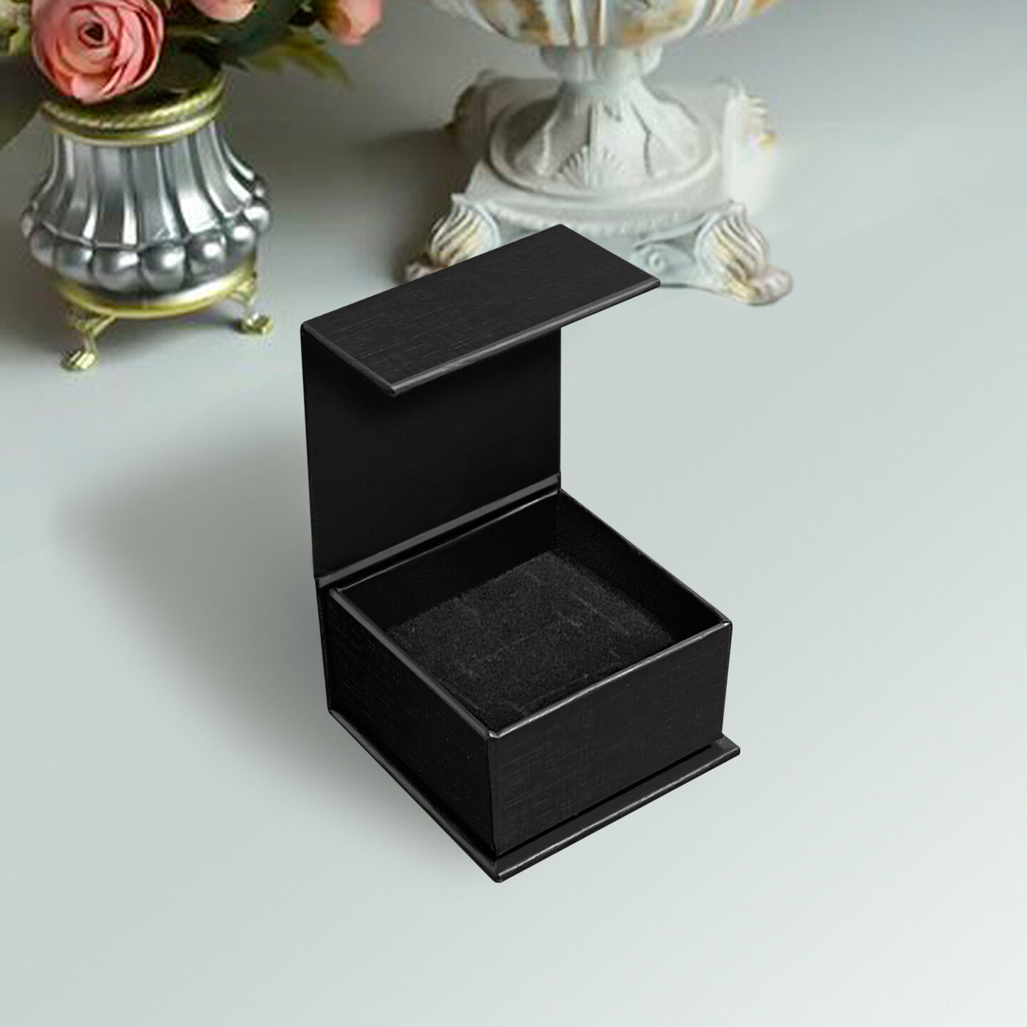Картонная коробочка для украшений на магните универсальная черная, 6х6 см