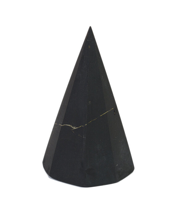 Пирамида восьмигранная из камня шунгит матовая, основание 30мм. РадугаКамня