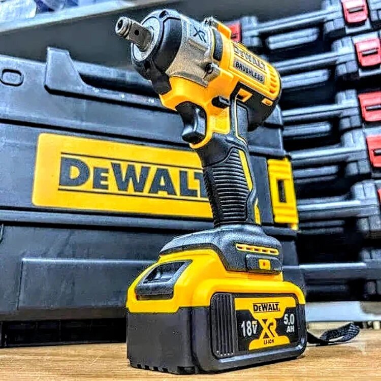 фото Бесщеточный ударный гайковерт DEWALT DCD3799. Аккумуляторы с индикацией заряда