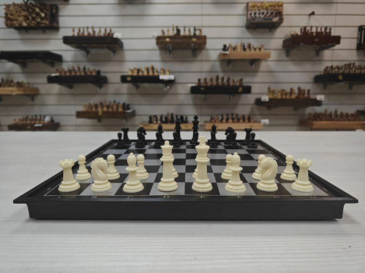 Шахматы нарды шашки пластиковые черно-белые