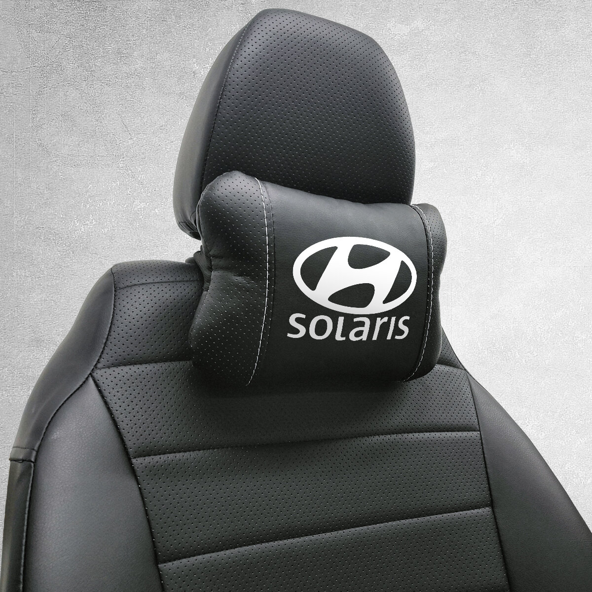 Автомобильная подушка под шею на подголовник эмблема Hyundai Solaris для Хёндай Солярис. Подушка для шеи в машину. Подушка на сиденье автомобиля.