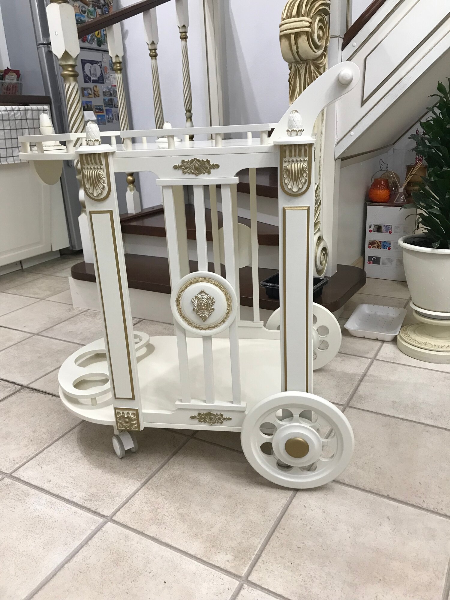 фото Сервировочный стол на колесах