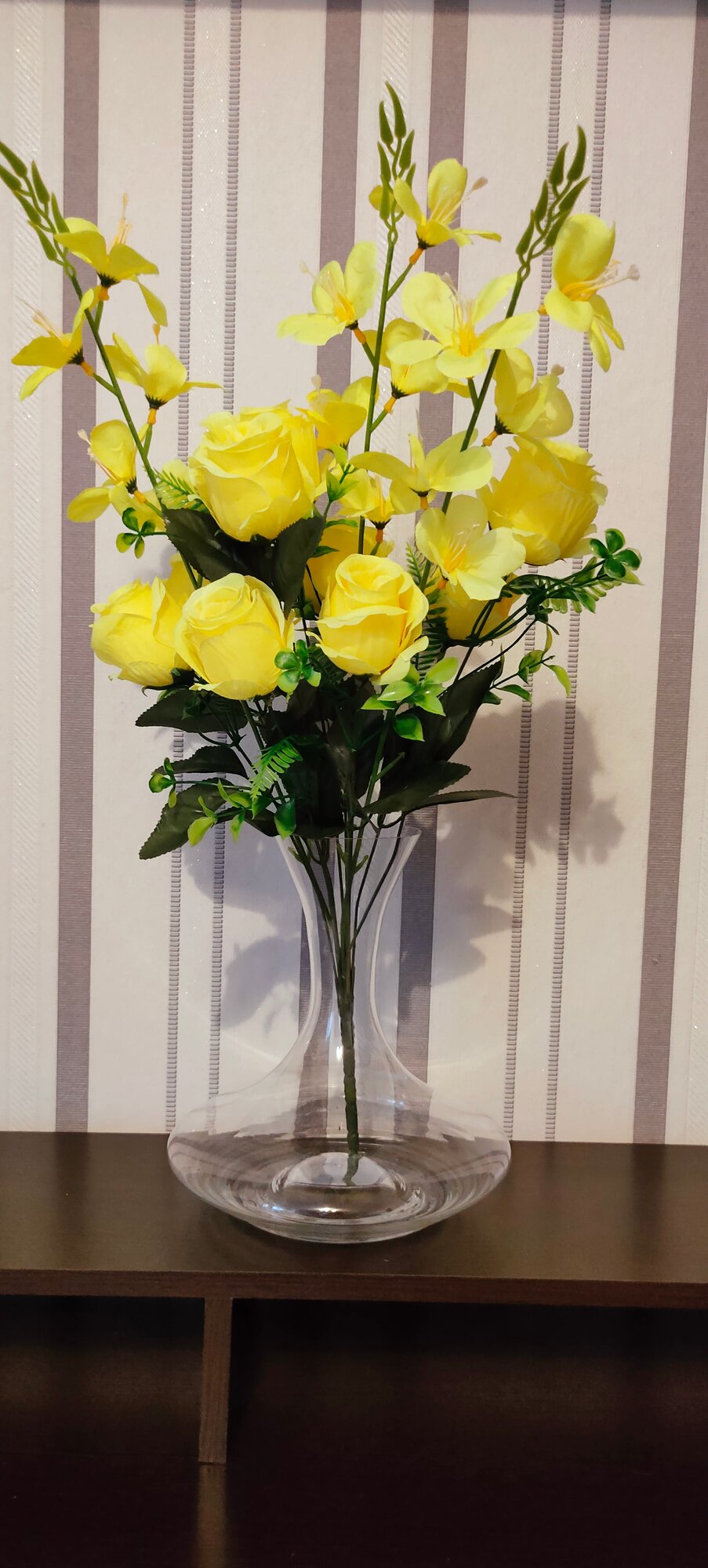 Букет из 9 желтых роз с 3 веточками орхидеи