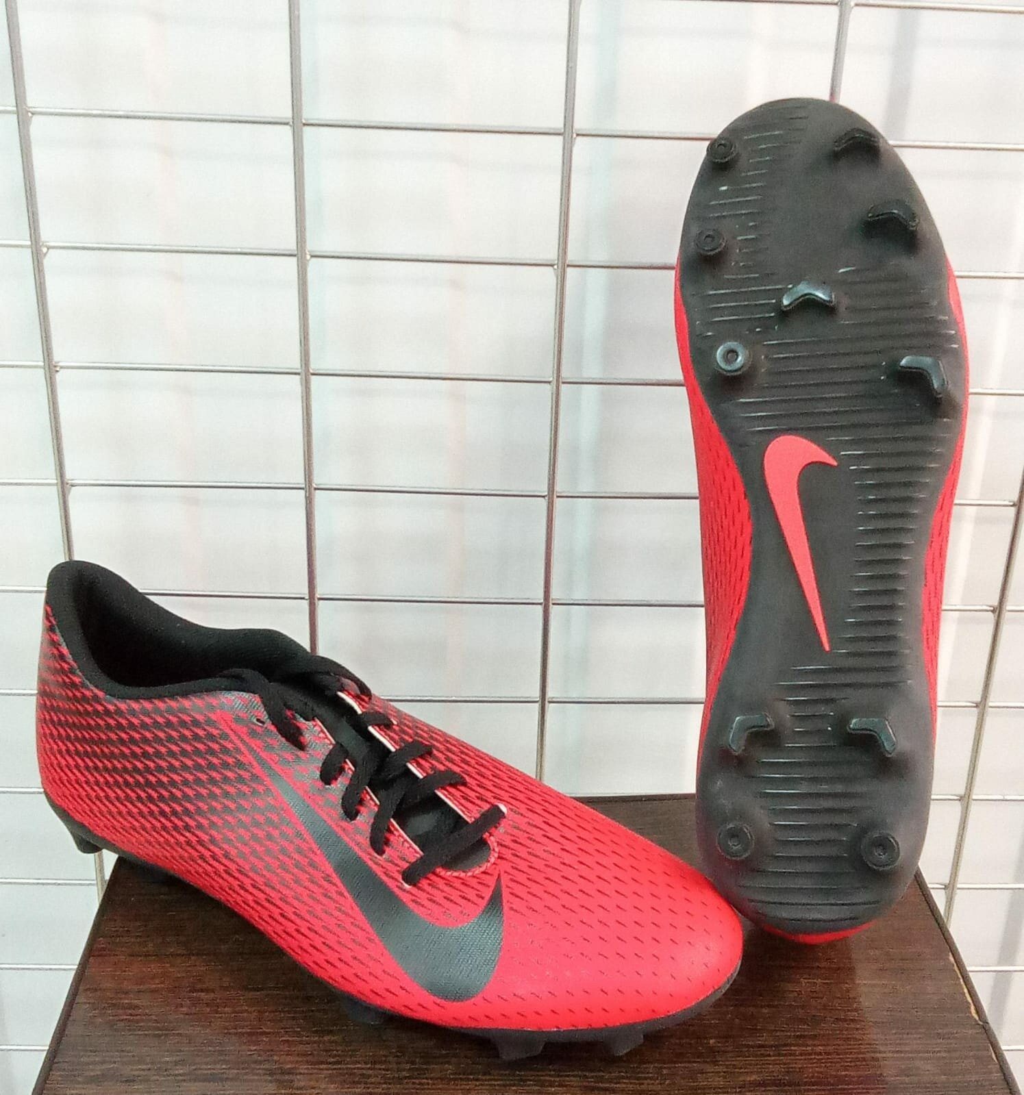 Бутсы NIKE размер 45 ( длина по стельке 29 см ) для футбола и регби Красные