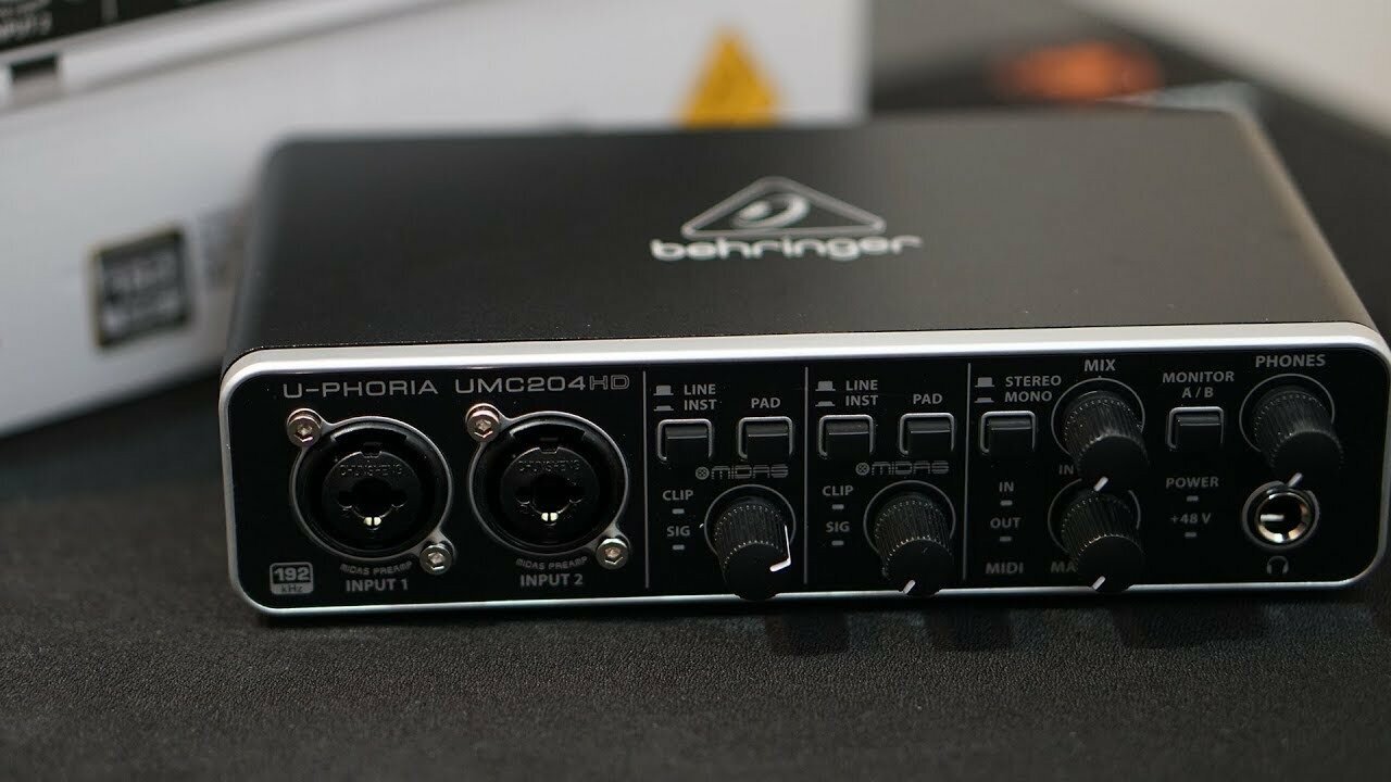 BEHRINGER UMC204HD - аудиоинтерфейс USB, 2входа, 4 выхода, микр. предусилители MIDAS, 24-Bit/192 kHz — фото 1
