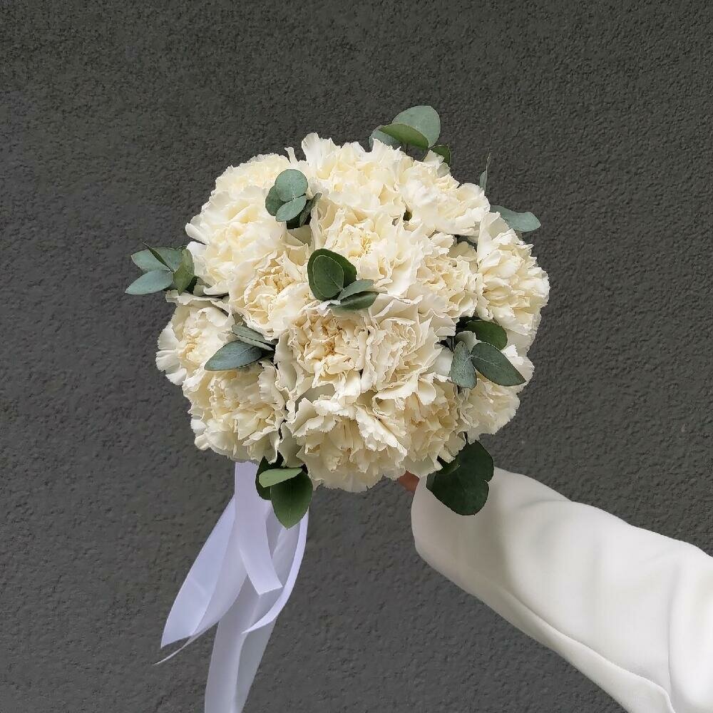 Свадебный букет из белых гвоздик с эвкалиптом