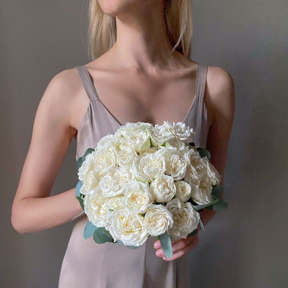 Букет невесты из белых пионовидных роз 9 шт с эвкалиптом на свадьбу. Veresk 133