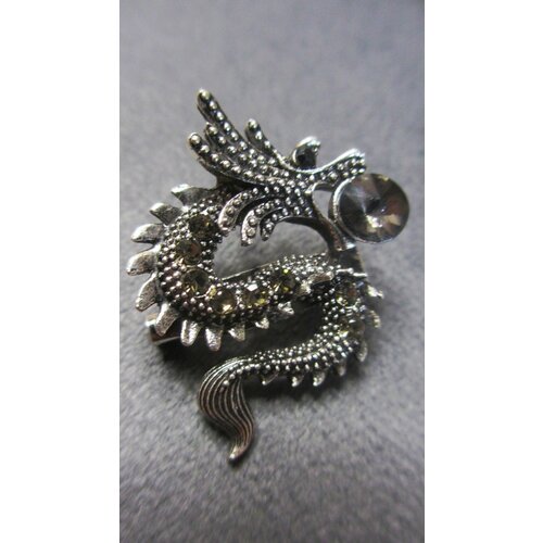 фото Брошь малый бодрствующий дракон в античном серебре, swarovski zirconia, стразы, серебряный broochasalifestyle
