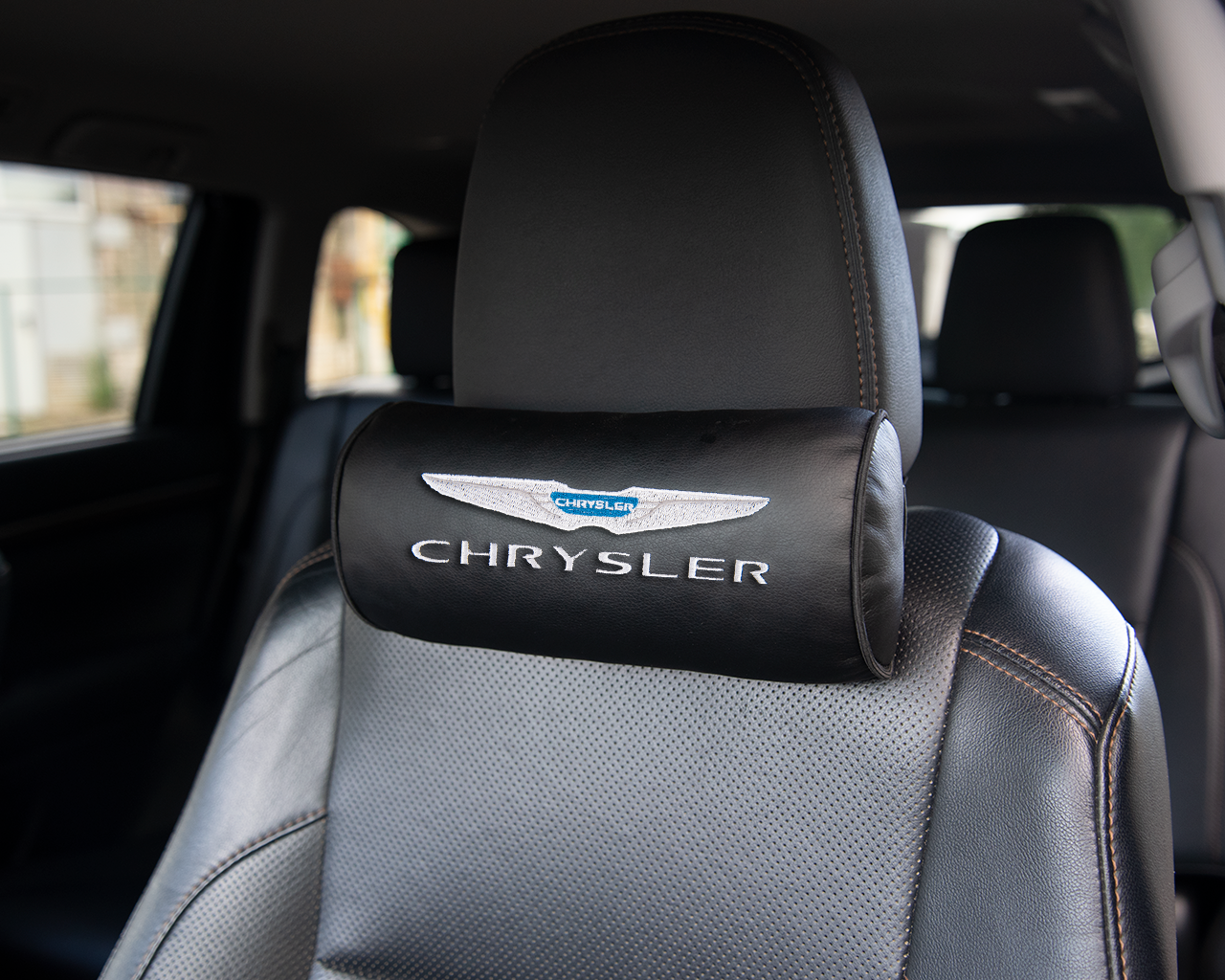 Автомобильная подушка-валик на подголовник экокожа Black c вышивкой CHRYSLER