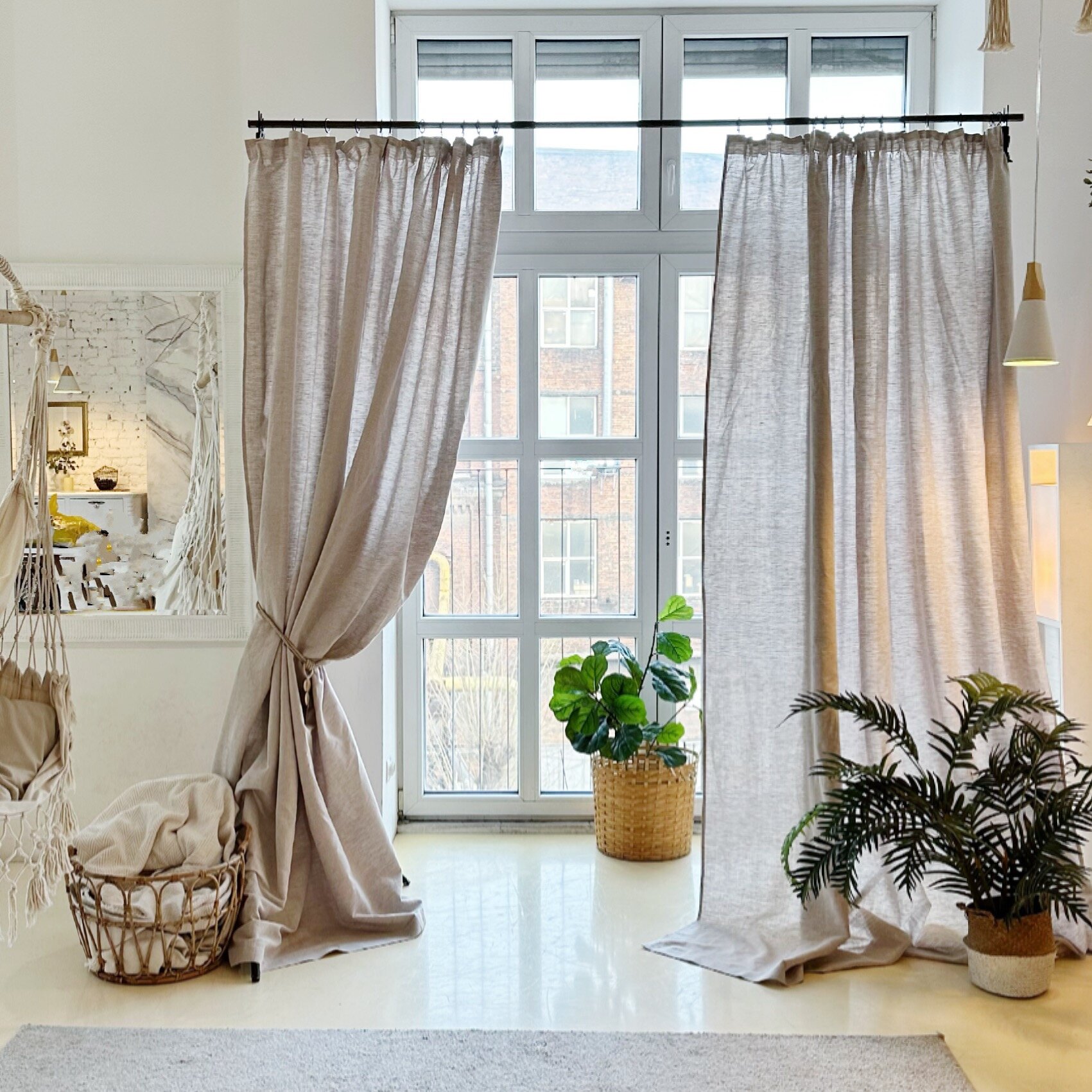 Нежно-розовые шторы в спальне