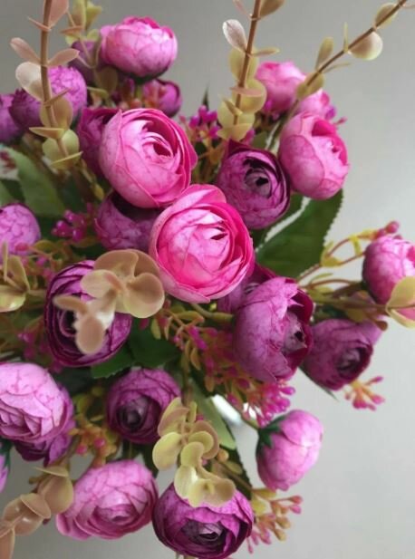 Куст искусственных цветов 31см. 5 ветвей, 13 цветков. Камелия, пион, ранункулюс, пионовидная роза. Бордовые и розовые