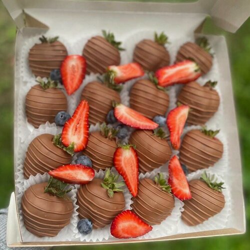 Изображение товара "Monday Sweet Berry", композиция из свежей клубники и молочного шоколада