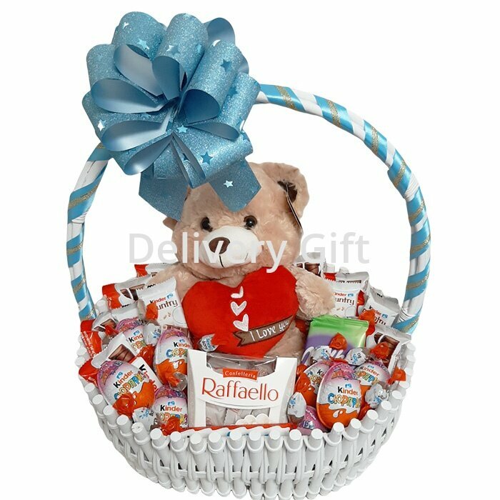 Корзина сладостей в подарок ребенку