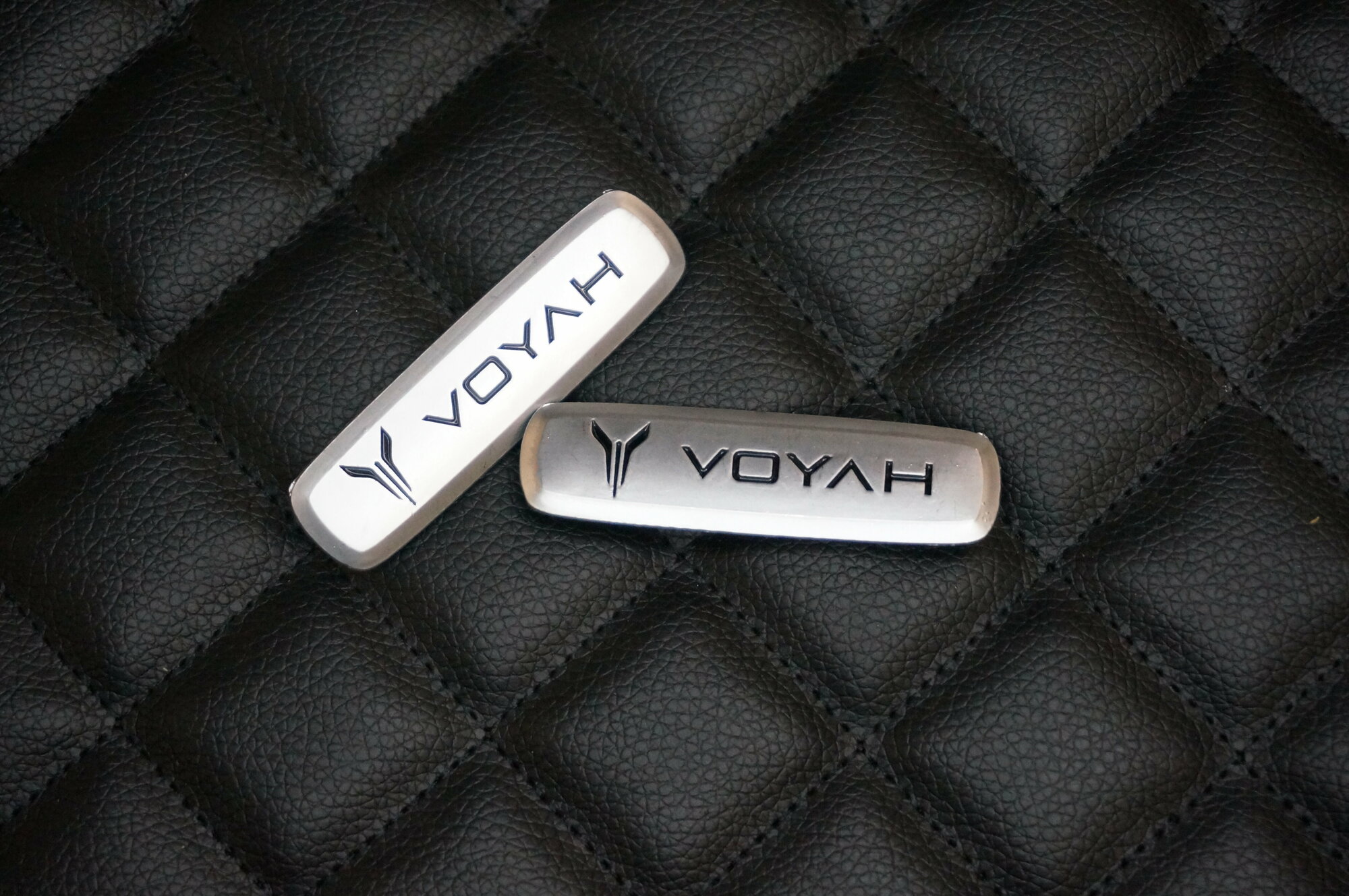 Логотип (шильдик) на автомобильный коврик с маркой автомобиля Voyah / Воя