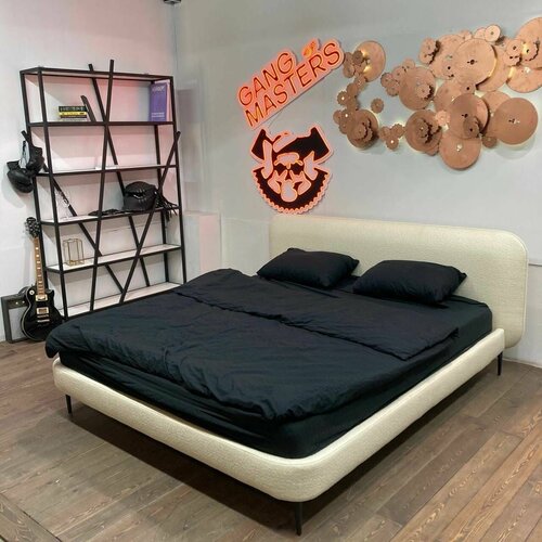 Двуспальная кровать 180х200 Скай с мягким изголовьем для дома для спальни ортопедическое основание ламели усиленные на высоких ножках букле бежевый Банда Мастеров Россия 64000₽