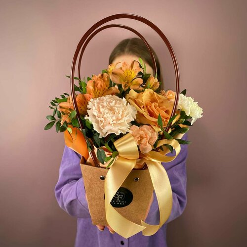Сумочка с оранжевой альстромерией, диантусами, роза шиммер. Букет 72 Scandi Flora