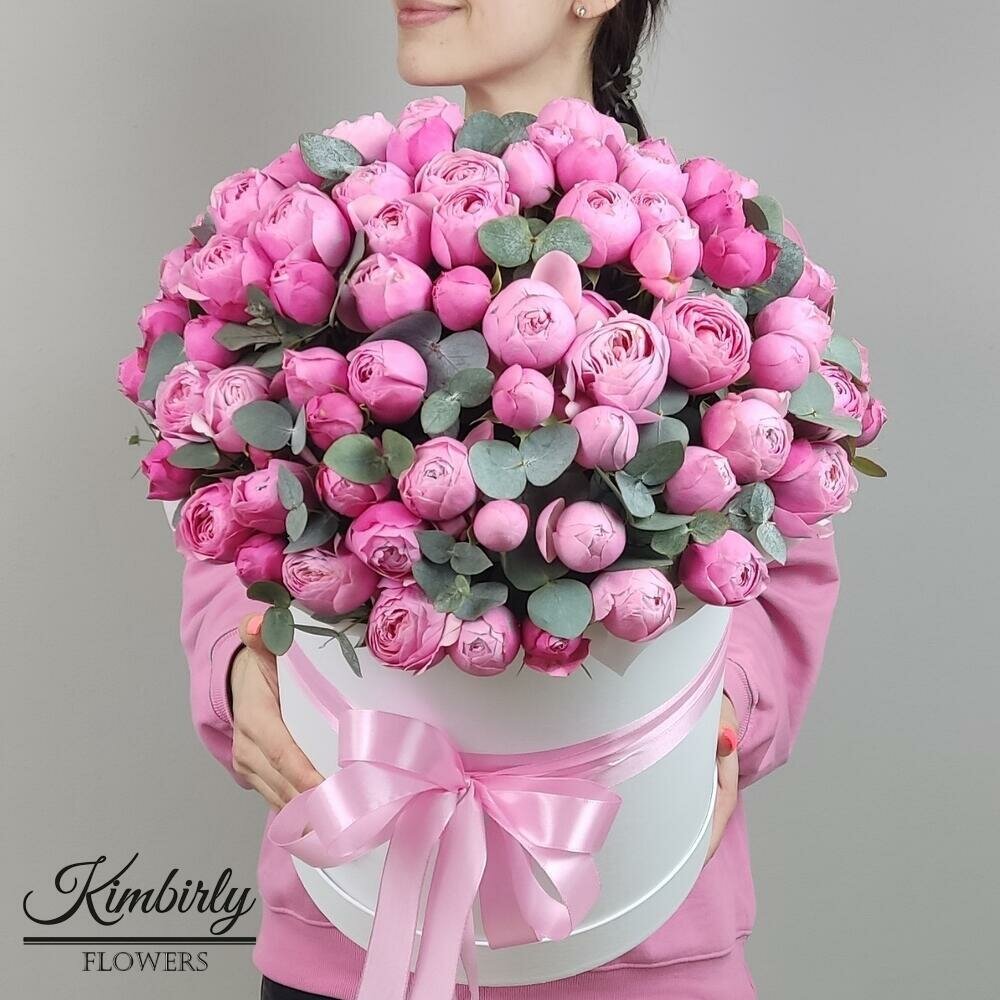 Букет живых цветов в большой коробке из роз, эвкалипта, цвет розовый, яркий, пионовидные розы Сильва арт 297