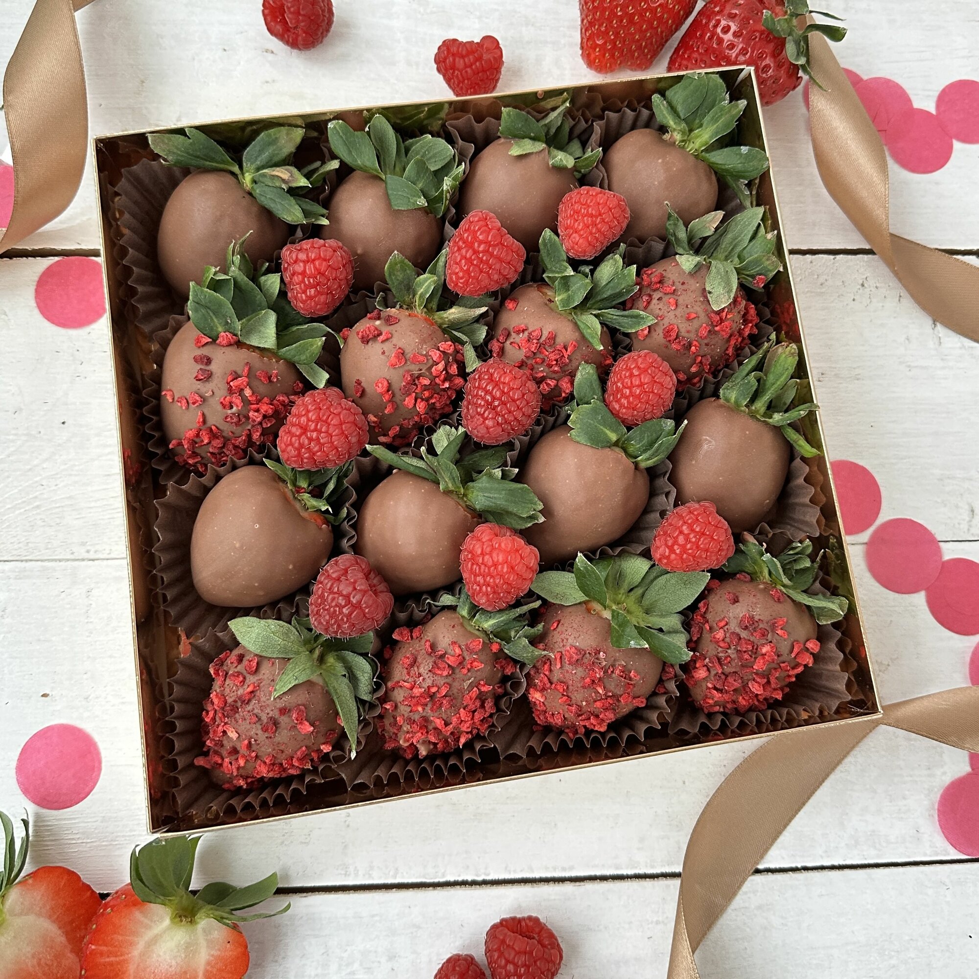 Клубника в шоколаде с ягодами свежей малины