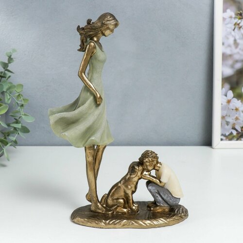 Сувенир полистоун Мама с сыном выгуливают собаку морская волна 24х75х16 см 8103₽