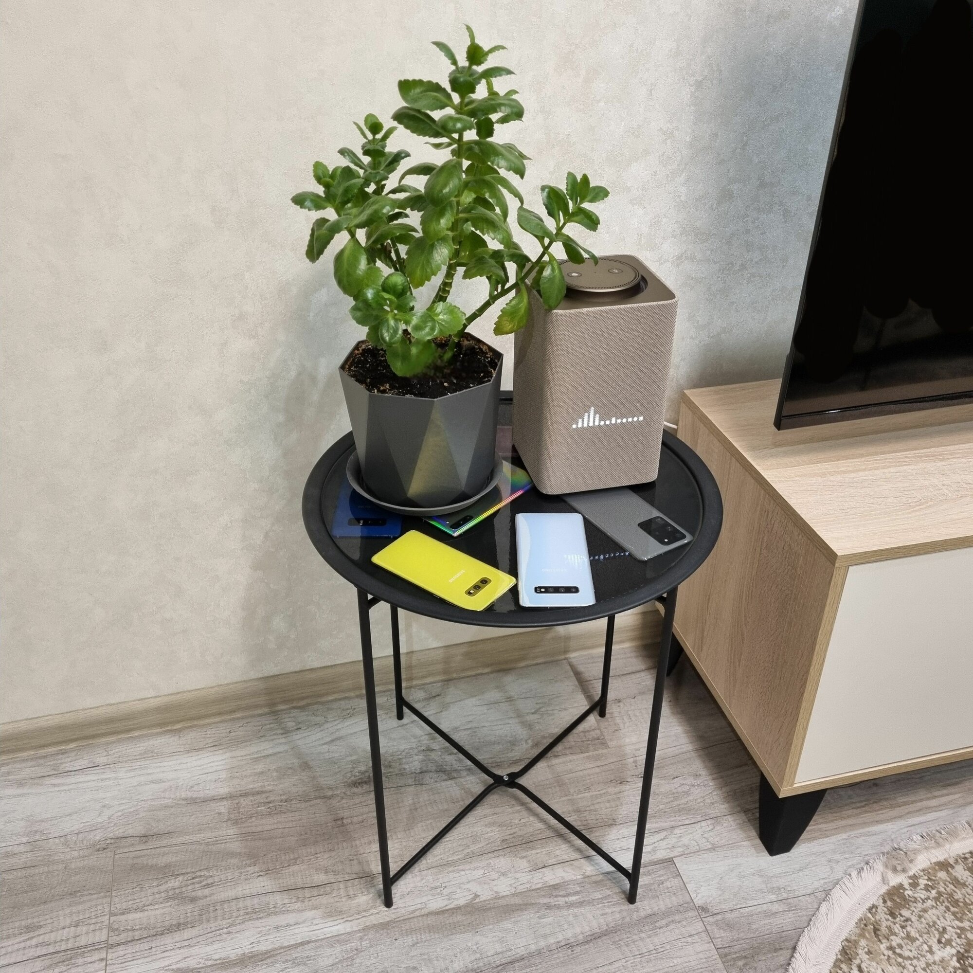 фото Журнальный стол из смартфонов