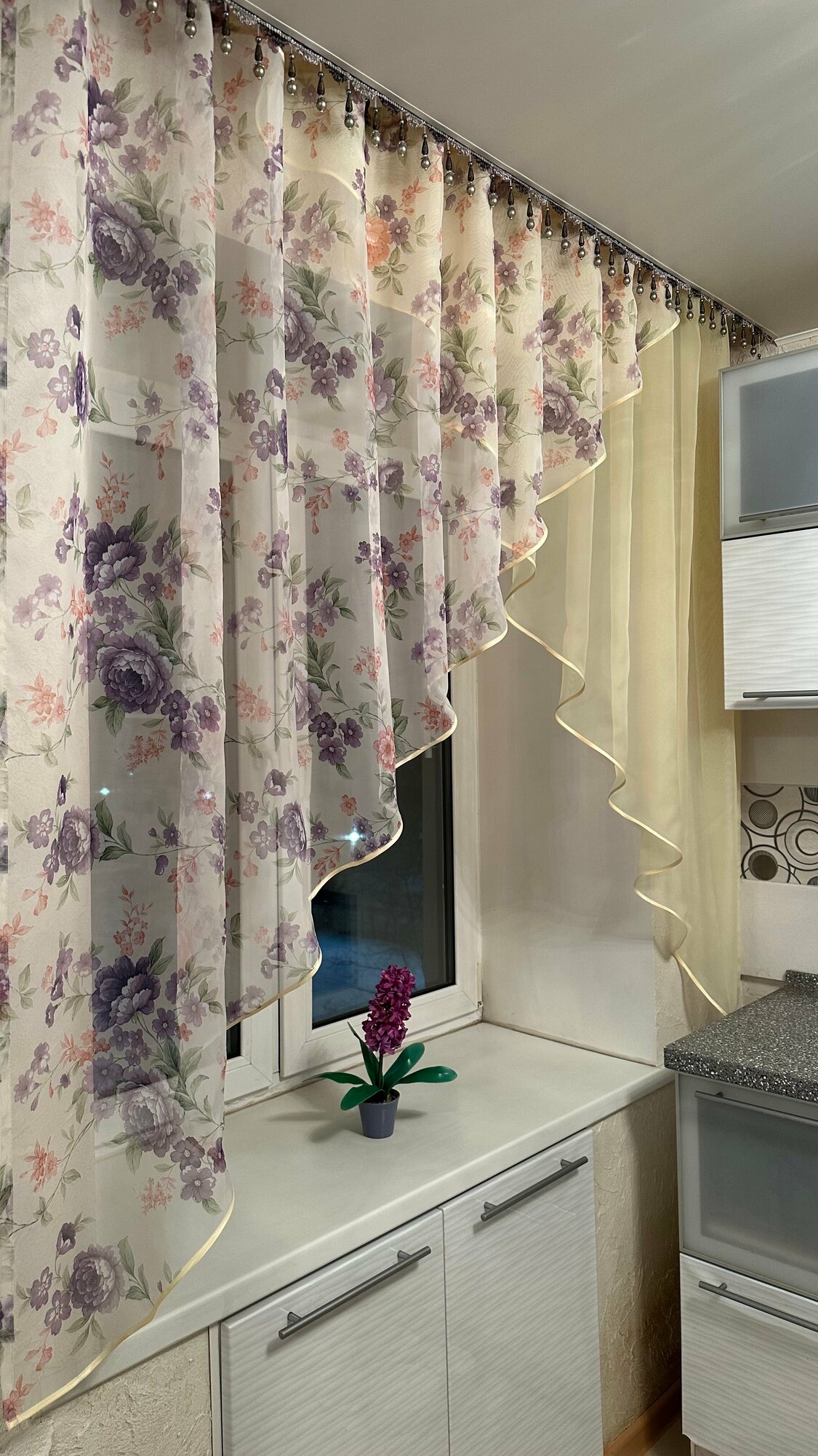 Кухонная шторка цветы сиреневые с светло- бежевым, ширина 3м, высота 1,7м
