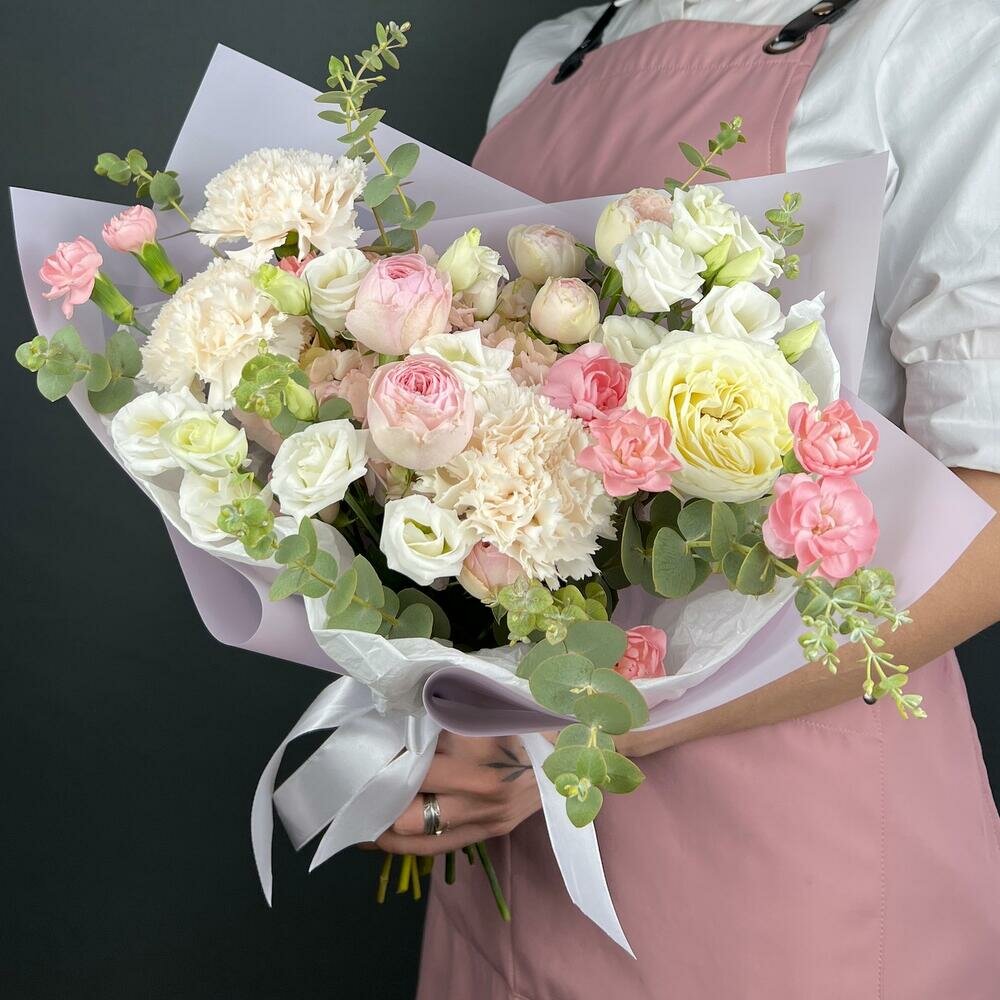 Авторский букет из розовой Гортензии нежно-розовых кустовых Роз и кремовых Диантусов