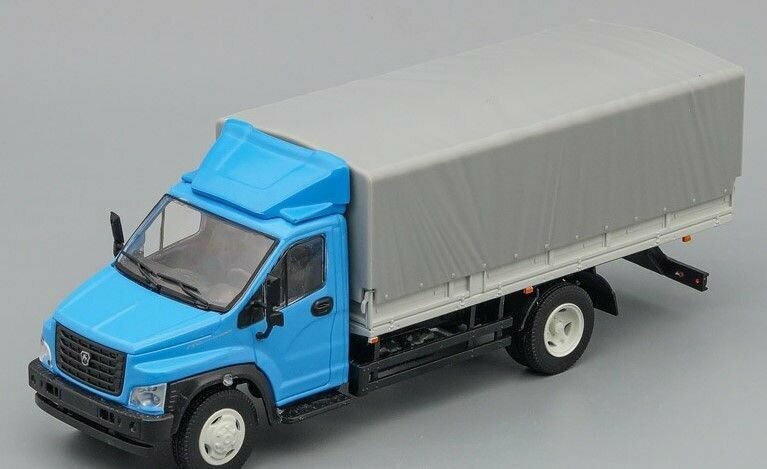 Масштабная модель автомобиля коллекционная ГАЗон C41R33 бортовой (с тентом и обтекателем), голубой / серый