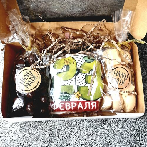 Набор сладостей "Орехи и пряник" М, в подарочной коробке к 23 февраля.