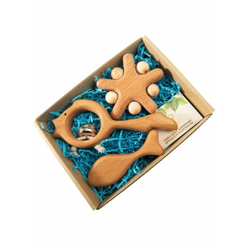 Подарочный набор новорожденному Сокровища синего моря малый погремушка томик рыбка береза дерево