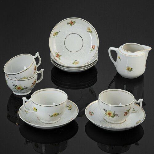 Чайный набор на 4 персоны, украшенный цветочным декором (чайные пары и молочник)