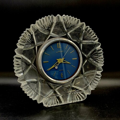 Часы настольные Маяк нерабочие металл стекло 1950₽