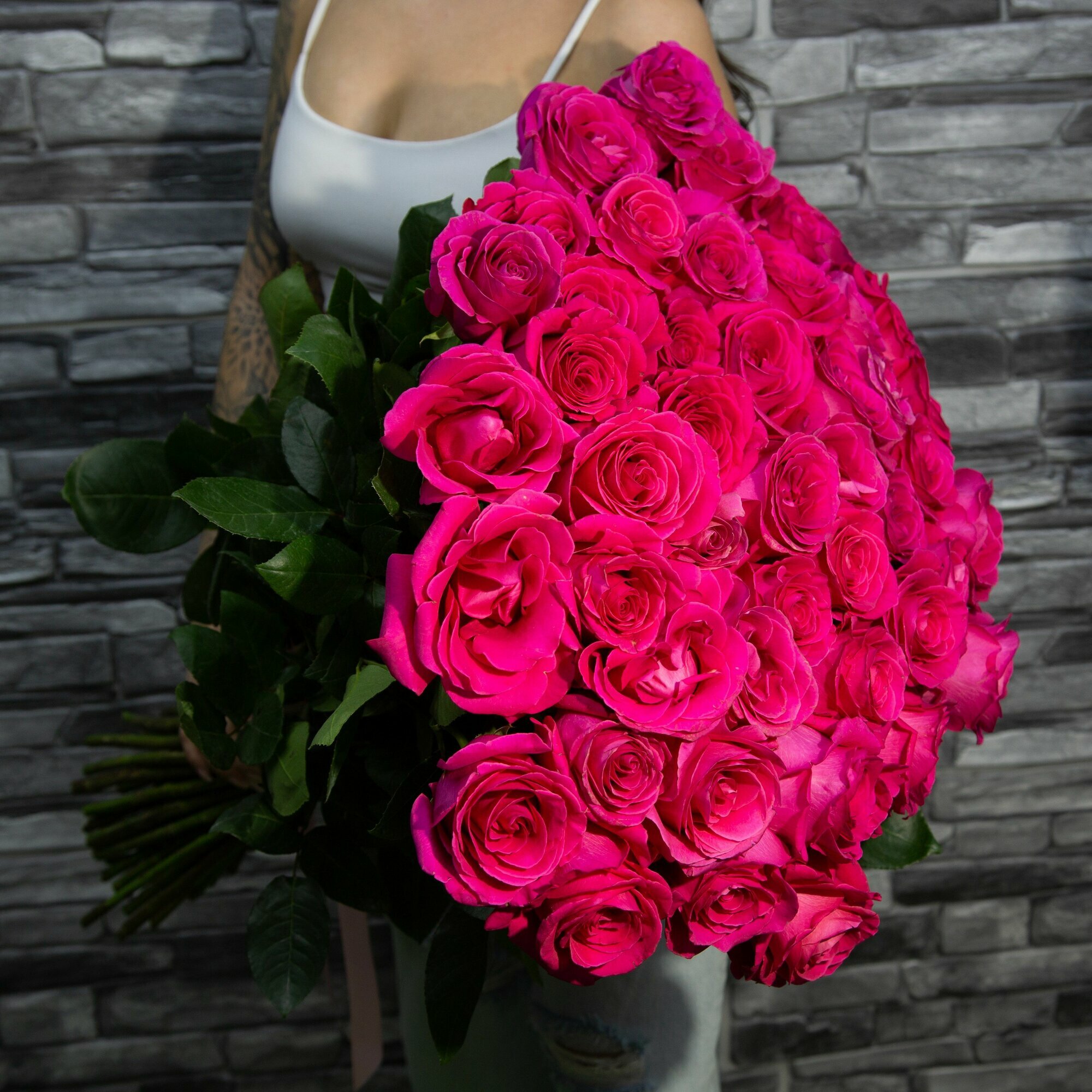 Цветы живые букет 47 роз Эквадор 60см с атласной лентой