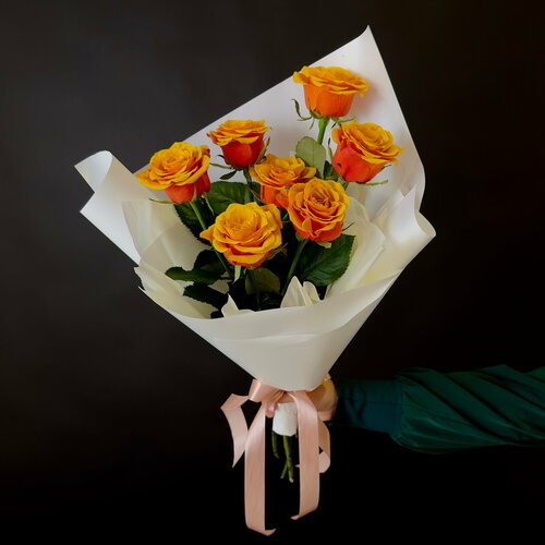 Букет цветов из 7 роз Вива Испания в упаковке