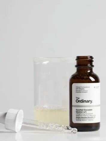 Сыворотка с витамином C для лица, осветляющаяющая / Ascorbyl Glucoside Solution 12% The Ordinary, объем 30мл, антиоксидантная поддержка от старения кожи — фото 1
