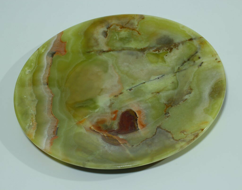 Тарелка из натурального камня оникс.