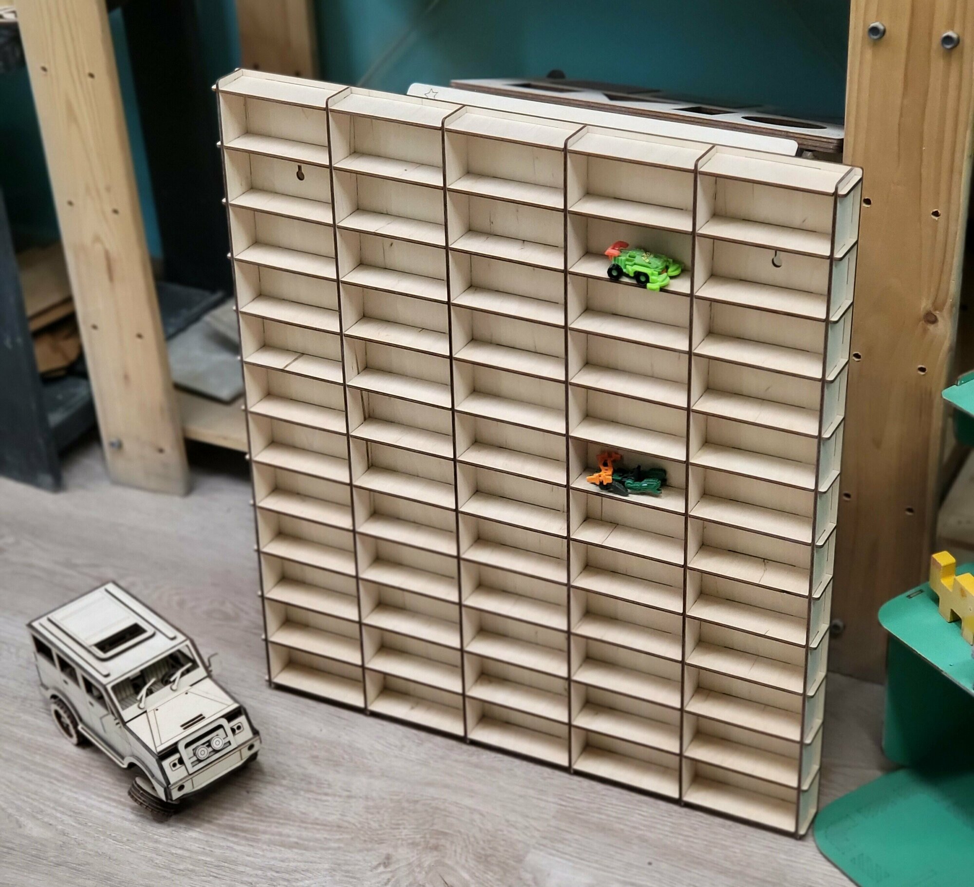 Полка для машинок собранная 1:61 / Деревянная парковка настенная для моделек автомобилей