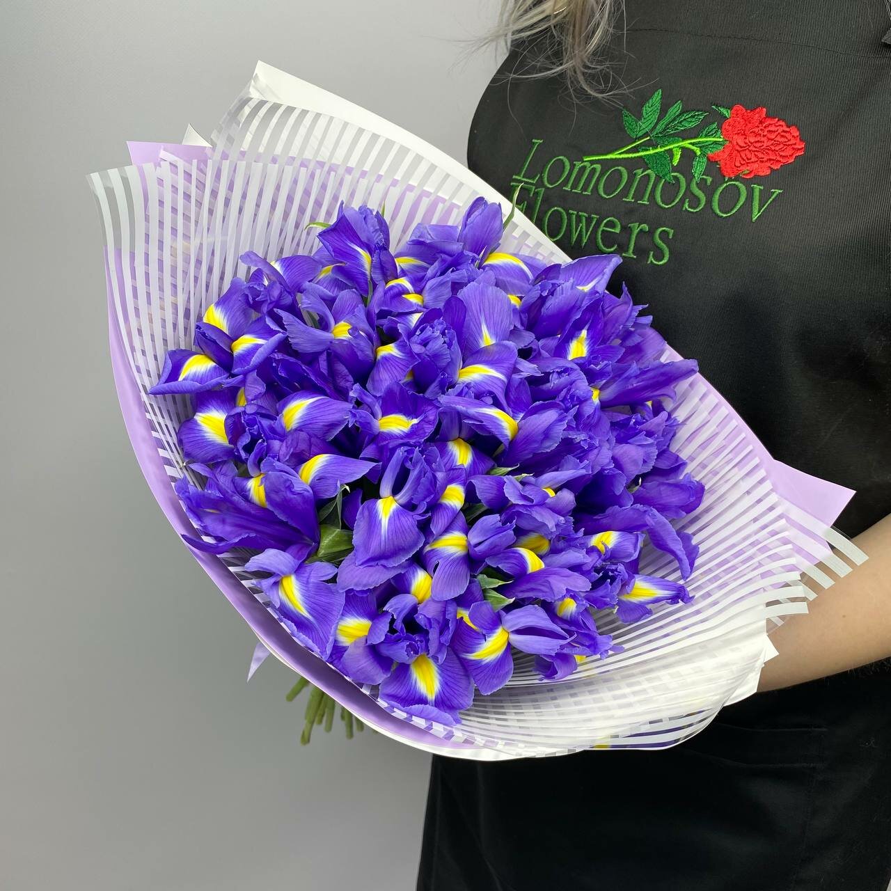 Красивый яркий букет из 25 фиолетовых ирисов блю меджик в дизайнерской упаковке